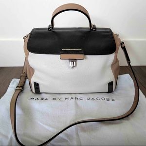 Marc Jacobs Satchel
(SHELTERED ISLAND TOP HANDLE in BLACK MULTI)